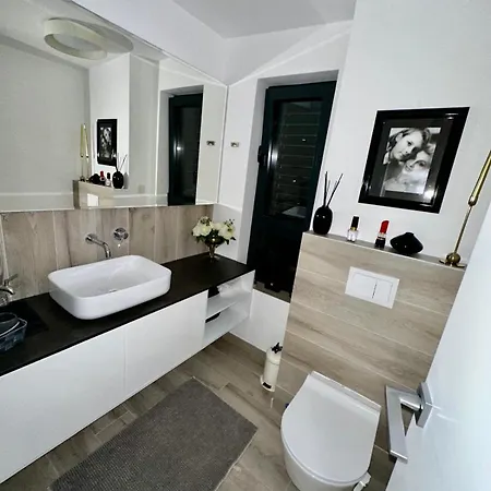 View House Okrug With Pool فيلة