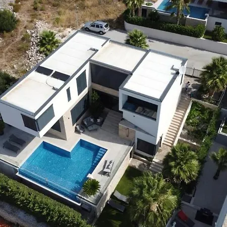 View House Okrug With Pool فيلة