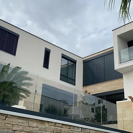 View House Okrug With Pool تروغير