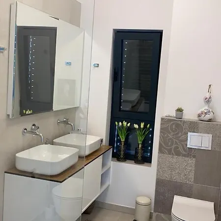 וילה View House Okrug With Pool טרוגיר