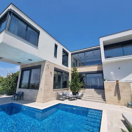 View House Okrug With Pool וילה