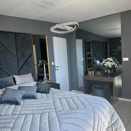 View House Okrug With Pool וילה *