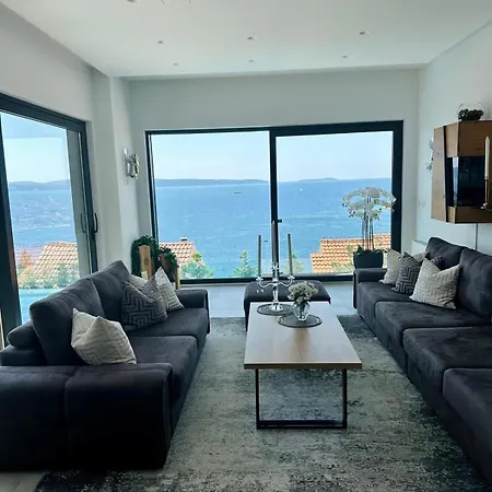 View House Okrug With Pool וילה *